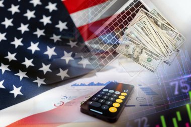 ABD bayrağı, nakit dolar banknotları, defter, hesap makinesi ve sayısal göstergeler - Ekonomi grafiği