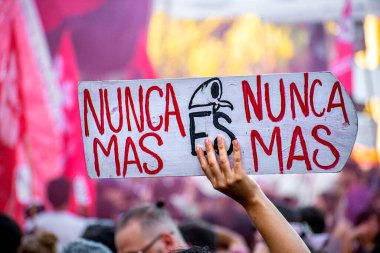 Bir daha asla bir daha asla. 24 Mart 2024 'ün tezahürü. Buenos Aires, Arjantin. Ulusal Hakikat ve Adalet Günü ve 1976 darbesinden bu yana 48 yıl geçti..