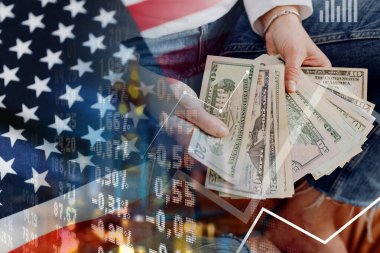 Nakit parası olan kadın, ABD bayrağı ve sayısal göstergeler - girişimci, ev ekonomisi - ekonomi çizelgesi