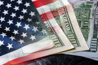 ABD bayrağı ve nakit dolar banknotları - Ekonomi grafiği (Amerika, finans, para, tasarruf, yatırım, borsa, seçimler, enflasyon)