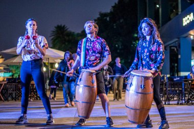 Gençler geceleri perküsyon enstrümanları çalıyorlar. Batucada. Arjantin Polo Sahası, Palermo, Buenos Aires, Arjantin.