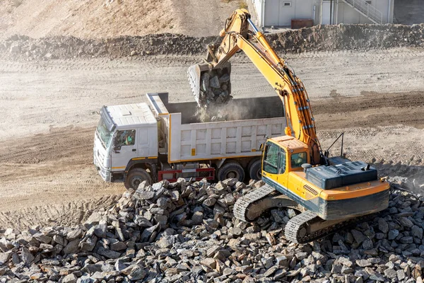 Yellow Color Excavator Loading Some Rocks Red Color Earth Dump — 스톡 사진