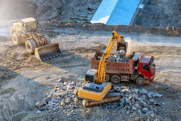 Yellow Color Excavator Loading Some Rocks Red Color Earth Dump — 스톡 사진