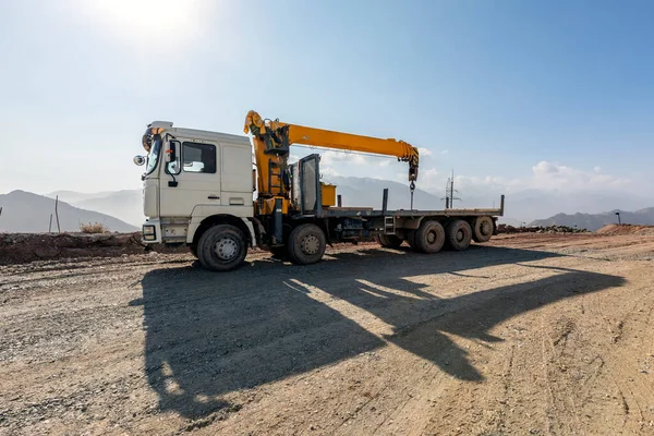 View Mobile Crane Truck Cable Controlled Crane Telescoping Boom Mounted — 스톡 사진