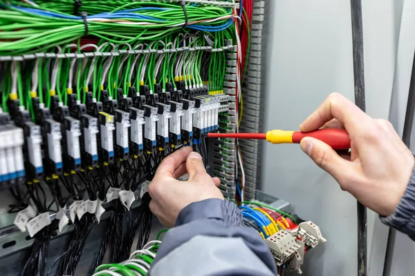 Elektricien Verbindt Kabels Van Elektrisch Bedieningspaneel Met Een Schroevendraaier — Stockfoto