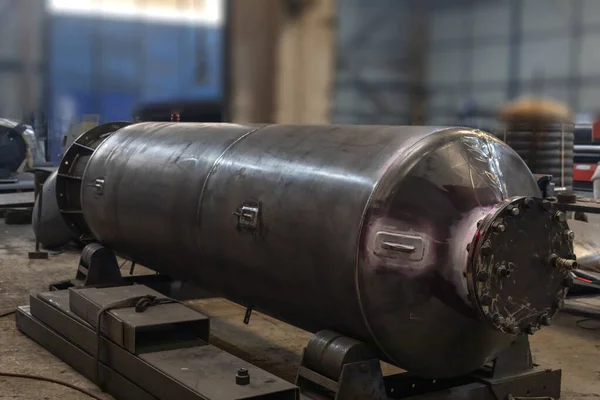 工場での圧力容器タンク製造のビュー ドームエンドを有する水平シリンダーとして構築された溶接鋼圧力容器 — ストック写真