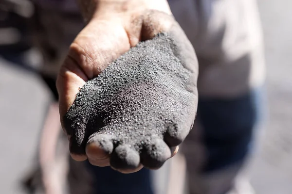 Färginspektören Håller Handfull Järnoxid För Sandblästring Eller Slipande Blästring Sandblästring — Stockfoto