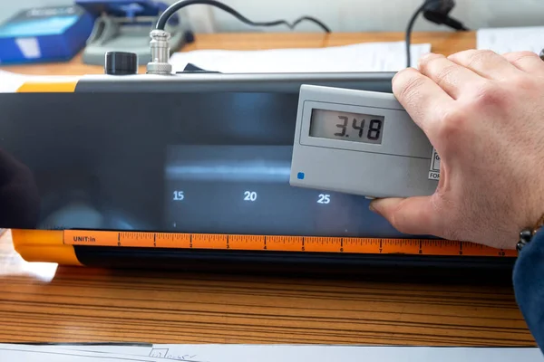 Инспектор Измеряет Плотность Радографической Пленки Денситометром Densitometer Measuring Transmission Density — стоковое фото