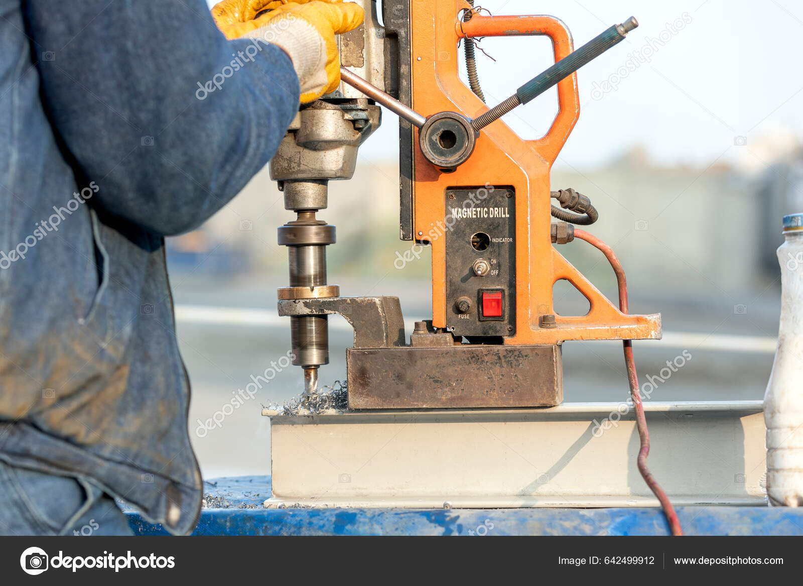 Portable magnetic outlet drilling machine