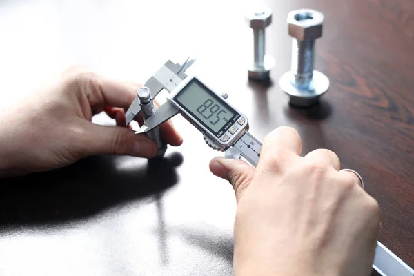 Inspector Measuring Diameter Bolts Manual Verniel Caliper Micrometer Gauge Vernier — Stock Fotó