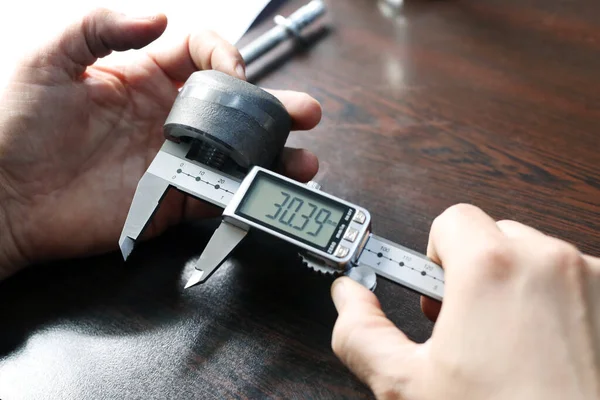 Trabalhador Está Medindo Diâmetro Interno Manga Metal Com Calibre Paquímetro — Fotografia de Stock