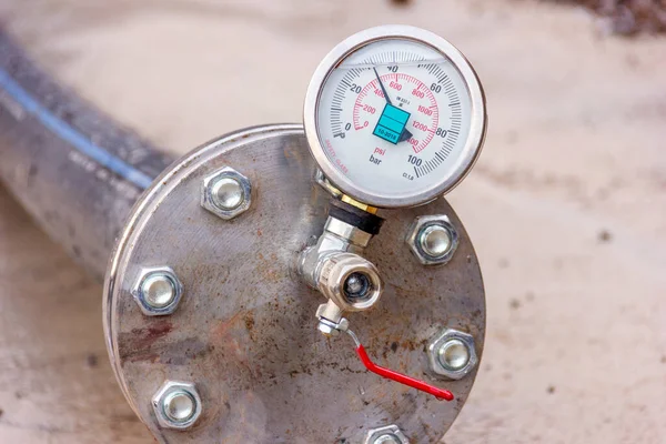 Hydrostatic Testing Polyethylene Pipeline View Manometer According 837 Standard Calibrated — Stok fotoğraf