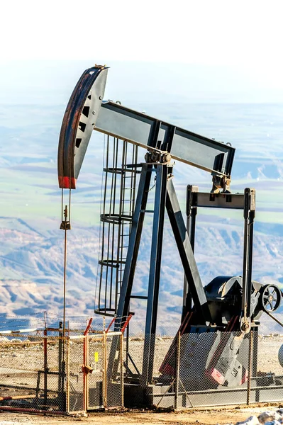油分の中のカボチャの眺め ポンプジャックは 油田から原油を抽出するために石油業界で使用される装置です — ストック写真