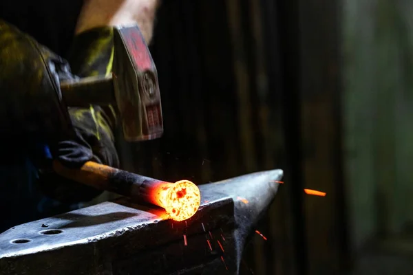 Vista Ferreiro Ferreiro Metaleiro Que Cria Objetos Partir Ferro Forjado — Fotografia de Stock
