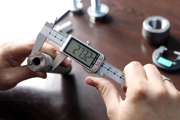 Worker Measuring Diameter Small Pipe Digital Vernier Caliper Micrometer Micrometer — Stock Photo, Image