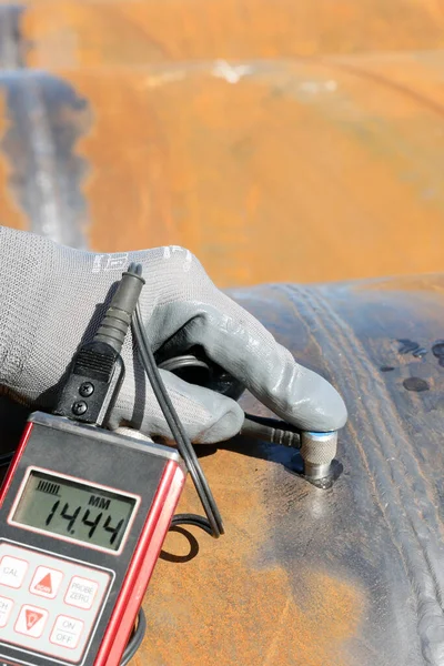 Инспектор Измеряет Толщину Материала Трубы Близкого Сварному Шву Помощью Переносного — стоковое фото