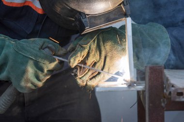 Qualification of welders and welding procedures for fillet weld. The main part of the welder's test consists of welding one or more test coupons which are then examined using non-destructive.