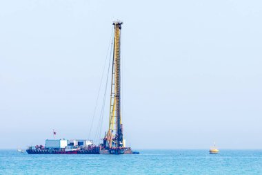 Denizde bir kazık makinesi (kazık makinası, temel makinesi). Sürüklenen yığınların da yükleme yöntemleri nedeniyle ağırlık taşıma becerileri için test edildiği düşünülür.