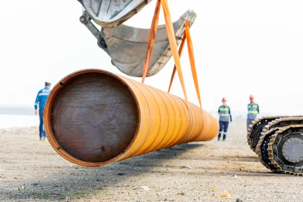 Excavators Lifting Large Steel Pipe Pile Occupational Safety Specialists Control — 스톡 사진