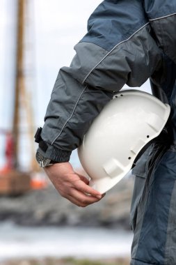 İnşaat alanında miğferi olan inşaat işçisi..