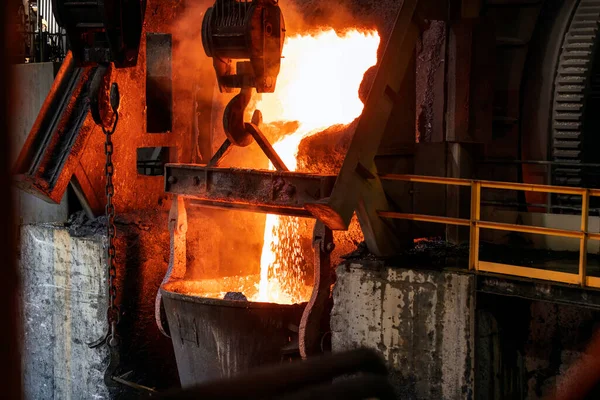 Molten Copper Pouring Melting Pot Combining Copper Tin Arsenic Right — Fotografia de Stock