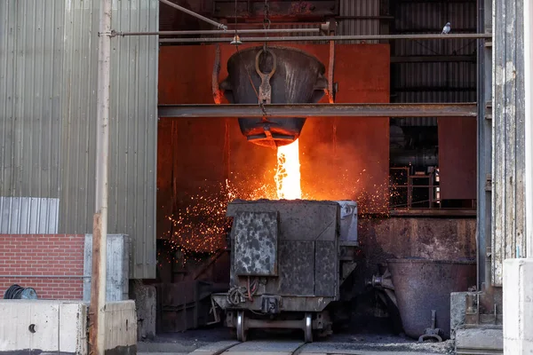 공장에서 강철을 제련하는 뜨거운 커다란 녹아내리고 — 스톡 사진