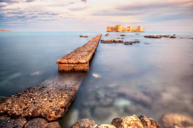 Mersin 'de bulutlu gökyüzü bulunan Bakire Şatosu' nun (Türkçe: İzkalesi) manzarası. 