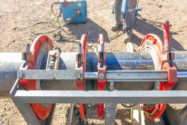 Polythene, HDPE pipe welding process. High Density Polyethylene, or HDPE, pipe is a heavy-duty style piping used in physically demanding environments to transport things from water.