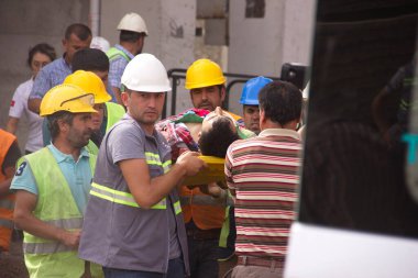 İstanbul, Turkey - 30 Eylül 2018: İnşaat alanında sanayi kazası. Yaralı işçi sedyeyle nakledildi..