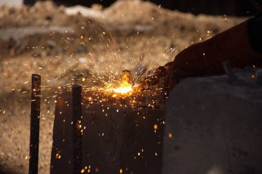 Kaynakçı demiri oksikodon yakıtıyla kesiyor. Oxy yakıt süreci en yaygın uygulanan endüstriyel termal kesme işlemidir. Cihazlar düşük maliyetli ve elle veya mekanik olarak kullanılabilir.