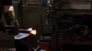 Nalbandın manzarası. Demirci demirciliktir. Metal dövmek, çekiç kullanmak, bükmek ve kesmek için aletler kullanarak işlenmiş demir ya da çelikten nesneler üretir..