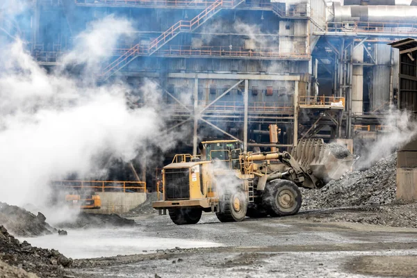 Büyük Buldozer Endüstriyel Kirlilik Kirlilik Kirletici Maddelerin Doğal Çevreye Girerek — Stok fotoğraf