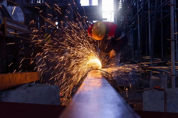 Trabajador Industrial Corte Metal Con Amoladora Angular Una Fábrica Trabajador —  Fotos de Stock