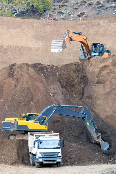 Las Excavadoras Están Excavando Cargando Camión Volquete Sitio Construcción —  Fotos de Stock