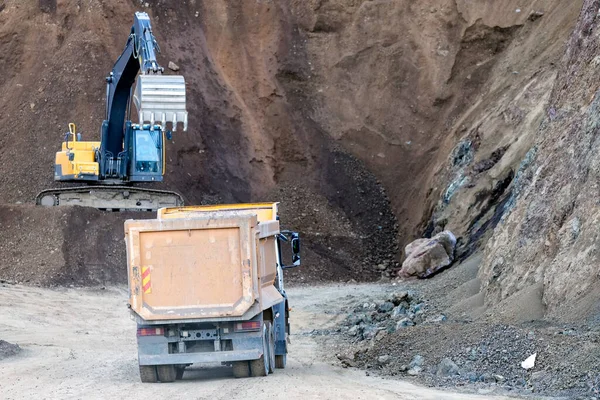 Las Excavadoras Están Excavando Cargando Camión Volquete Sitio Construcción — Foto de Stock