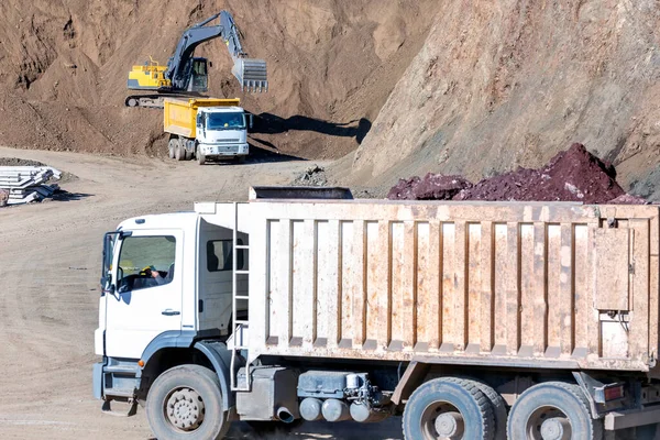 Gli Escavatori Stanno Scavando Caricando Camion Ribaltabile Nel Cantiere — Foto Stock