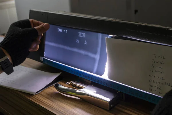 Der Inspektor Wertet Die Röntgenaufnahme Des Schweißmetalls Mit Einer Röntgenfilmbetrachtungsbox — Stockfoto