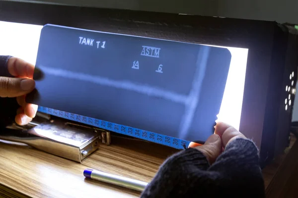 Der Inspektor Wertet Die Röntgenaufnahme Des Schweißmetalls Mit Einer Röntgenfilmbetrachtungsbox — Stockfoto