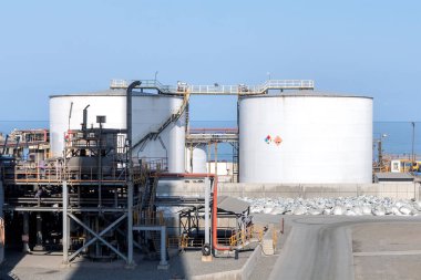 Petrol rafinerisindeki petrol depolama tankı çiftliği. Yerdeki depolama tanklarının üzerinde petrol, atık madde, su, kimyasallar ve diğer tehlikeli maddeler bulunabilir. Api 560