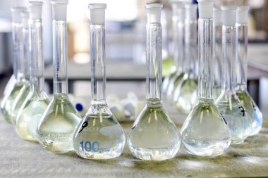 Laboratuvar tüpleri ve kimyasal sıvıların görüntüsü. Mavi sıvı test tüpleri..