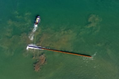 İskele inşaatının hava ya da insansız hava aracı görüntüsü. Rıhtım, bir su kütlesinin üzerinde yükselen ve genellikle kıyılarından çıkan, genellikle kazık ve sütunlarla desteklenen ve suyun üzerinde su sağlayan bir yapıdır..