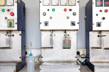 Laboratuvarda bakır sülfat elektrolizi. Elektroliz, bakır bir çubuğu eritmek ve bakır iyonları maddeye taşımak için doğrudan elektrik akımı kullanan bir elektrolitik hücrede gerçekleşir..