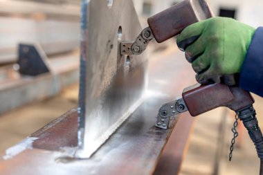 Yapı karbon çeliklerinin kaynaklarına manyetik parçacık denetimi (MPI). İşlem parçaya bir manyetik alan koyuyor. Parça doğrudan ya da dolaylı manyetizmayla mıknatıslanabilir. Hayır..