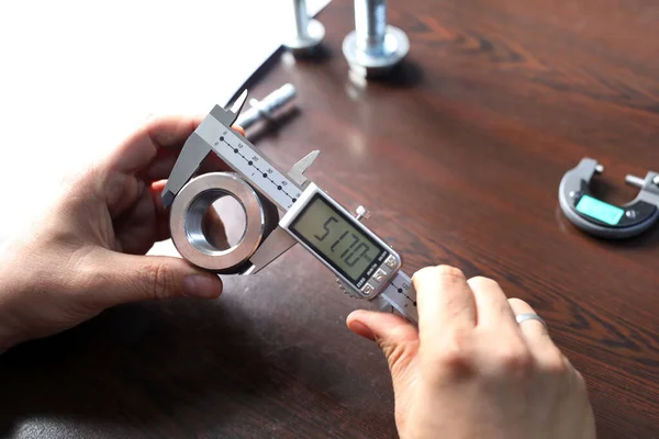 Worker Measuring Outer Diameter Metal Sleeve Vernier Caliper Gauge Vernier — Stock Photo, Image