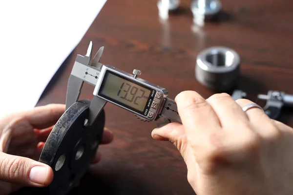 Worker Measuring Thickness Flange Digital Vernier Caliper Micrometer Micrometer Sometimes — Stock Photo, Image