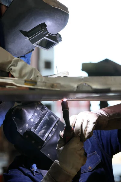 Kaynakçılar Paslanmaz Çelik Levhanın Kökünü Kurutmak Için Kaynak Yapıyorlar Fabrikadaki — Stok fotoğraf