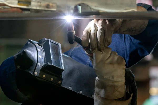 Kaynakçı Fabrikadaki Gaz Tungsten Yay Kaynaklama Işlemiyle Paslanmaz Çelik Levhanın — Stok fotoğraf