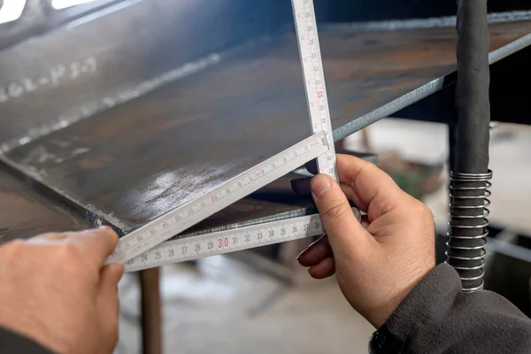 Metal Işçisi Çelik Parçasının Açısını Ölçüyor Tahta Sayacın Bulucu Açısıyla — Stok fotoğraf