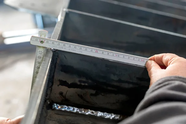 金属工人用木表的检测仪测量钢件的角度 — 图库照片
