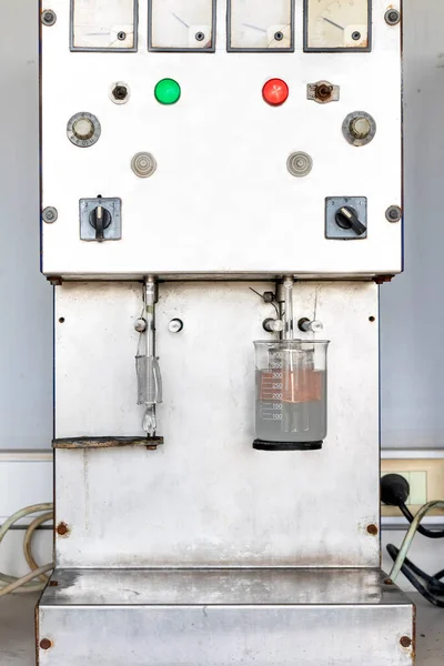 実験室で硫酸銅の電気分解 直接電流を利用して銅棒を溶解し 銅イオンを項目に輸送する電解セル内で行われます — ストック写真